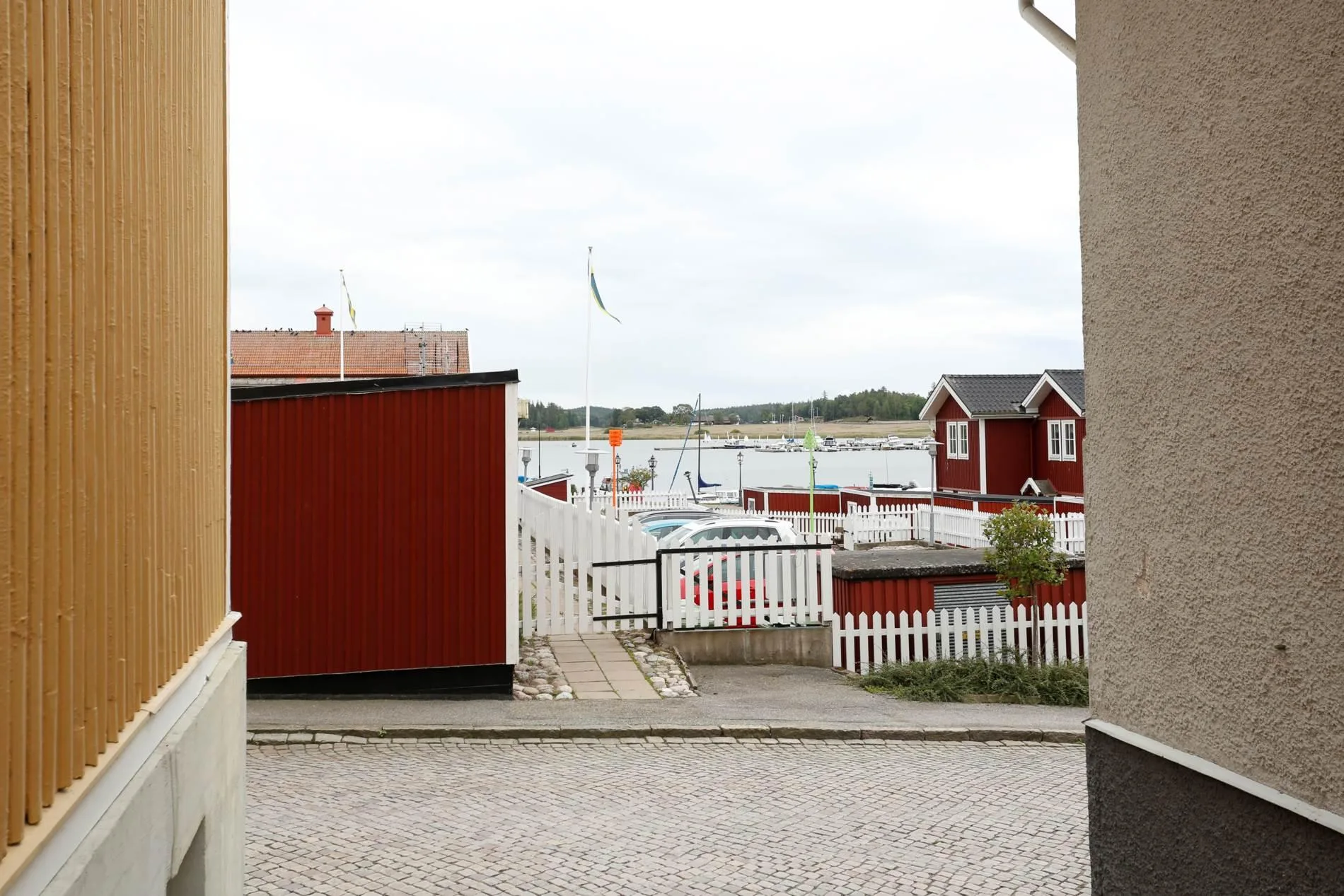 Utsikt mot hamnen och Vättern mellan husen