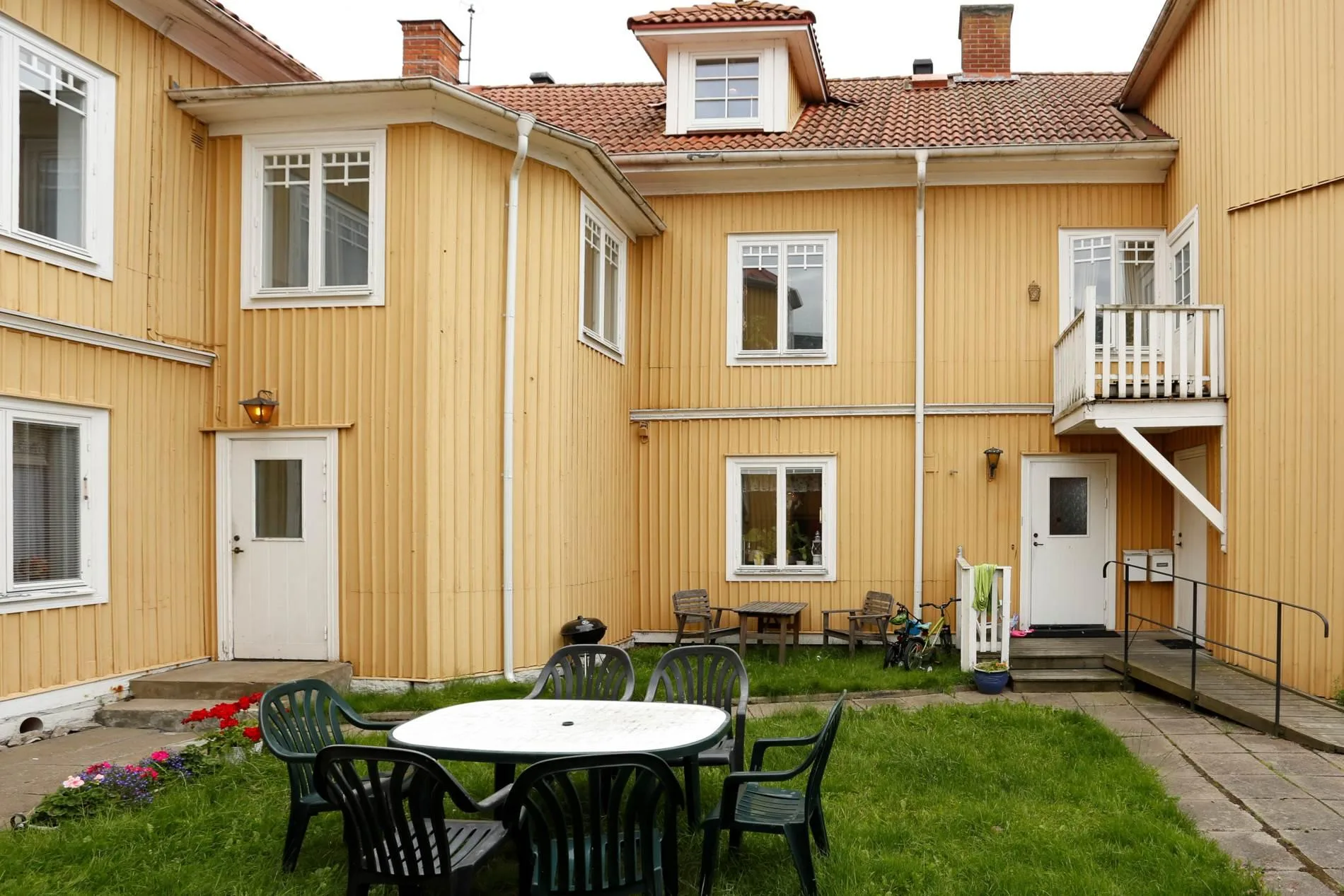 Gårdssidan med balkonger och gemensam uteplats