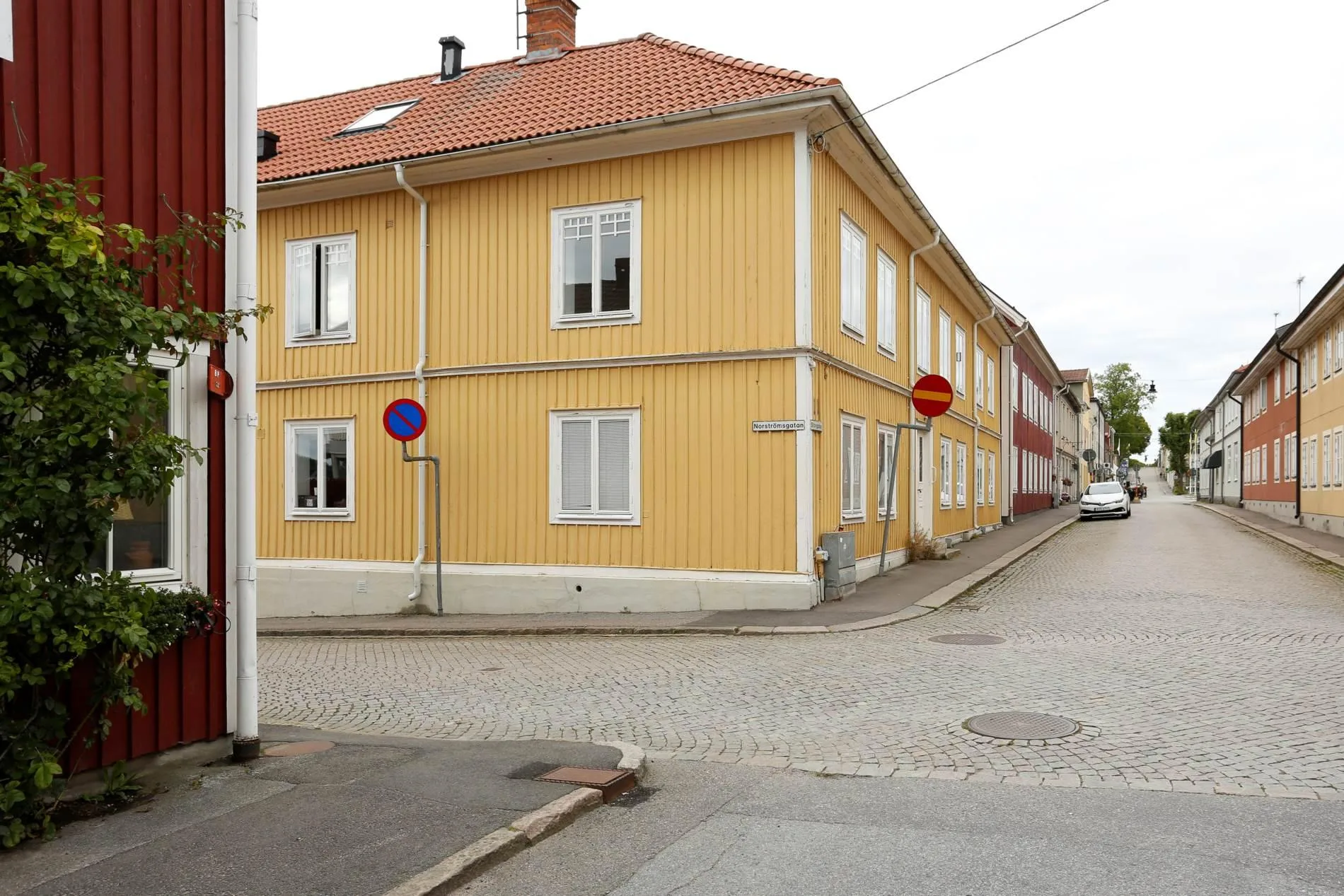 Storgatan 11:s fasad mot Storgatan och den kullerstensbelagda gatan