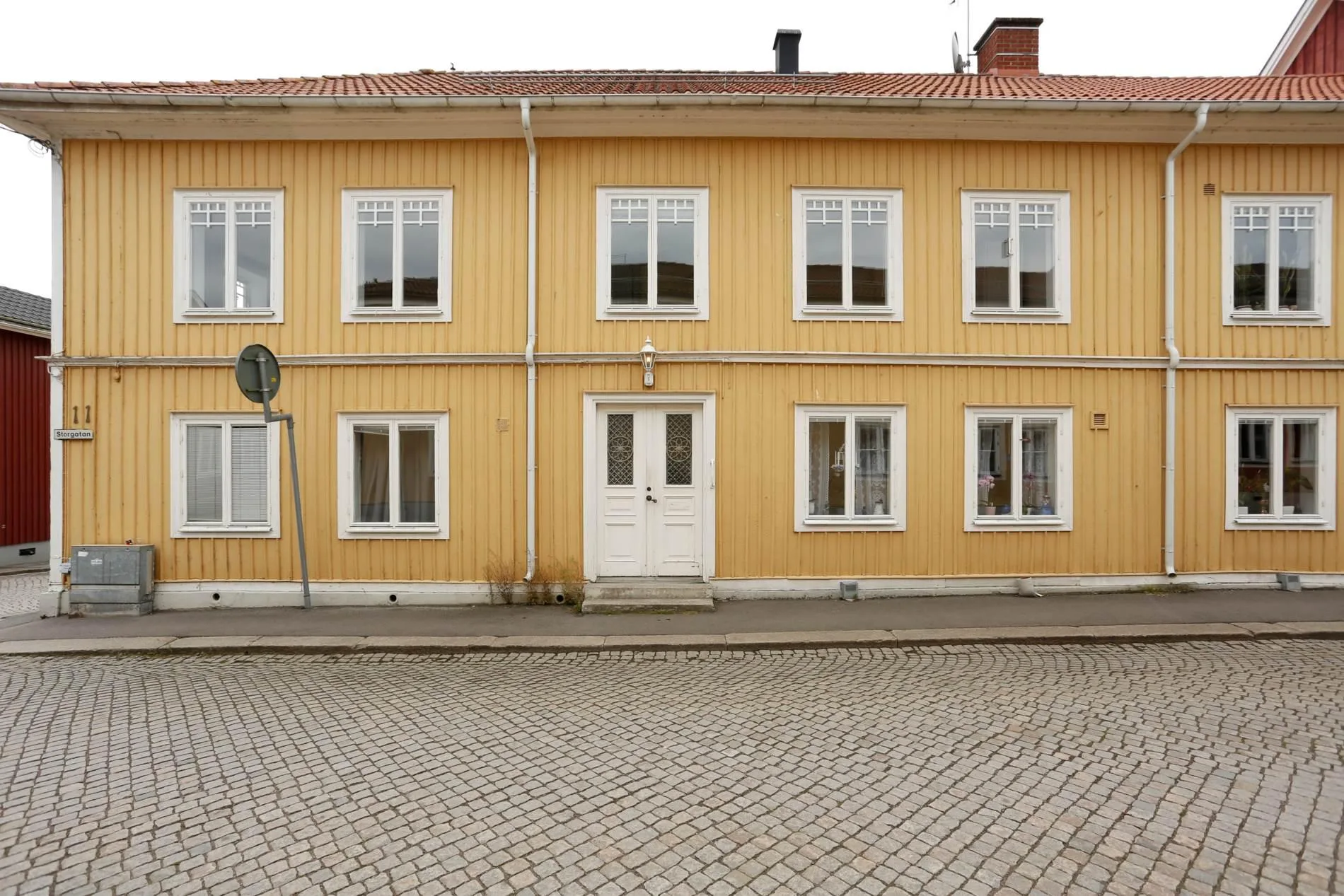 Fasaden mot gatan med entrédörren