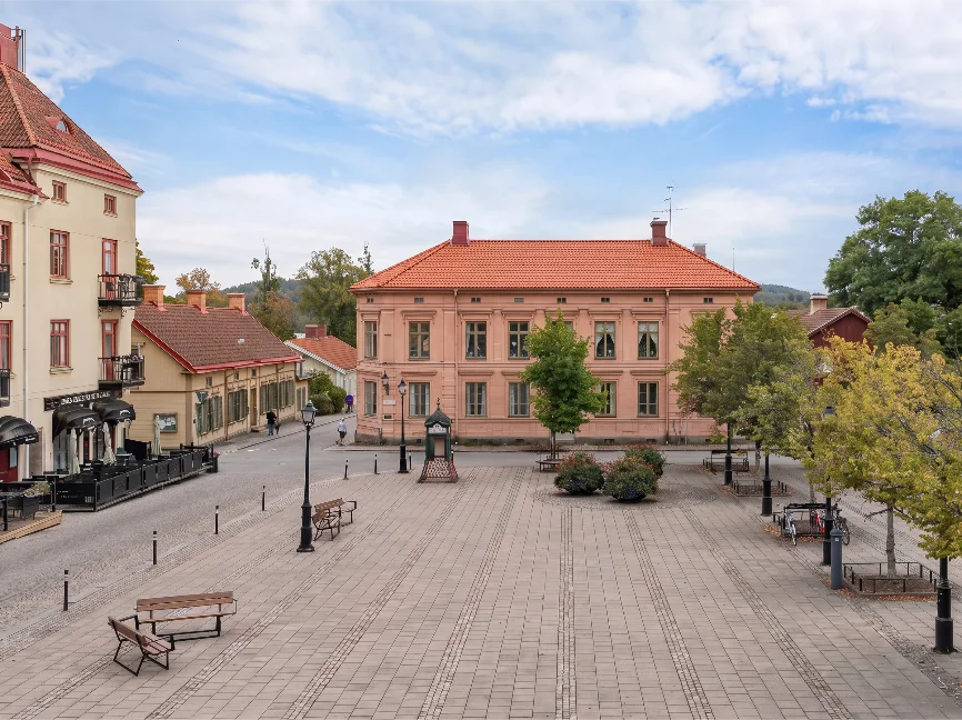 Det rosa stenhuset vid Noras torg, sett över torget